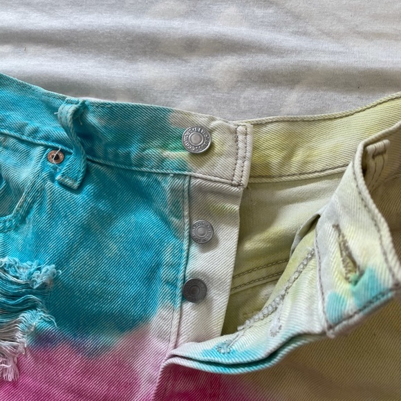 Levi’s tie dye Jean shorts - Picture 2 of 4